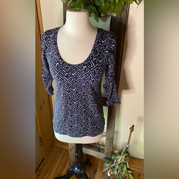 ✨Dolan T-shirt with Puff & Ruched Sleeve✨ - Picture 1 of 9